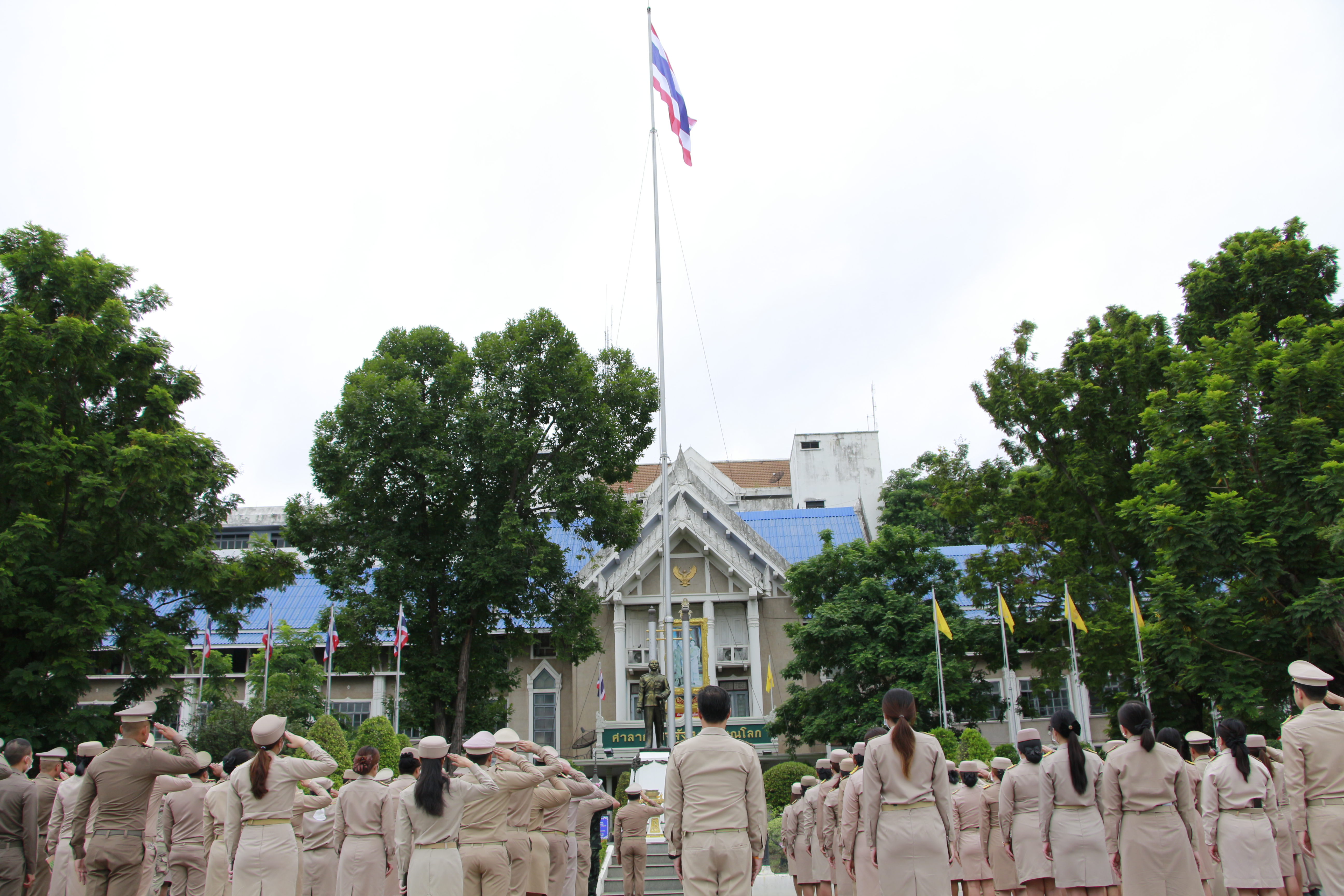 จังหวัดพิษณุโลก จัดกิจกรรมเคารพธงชาติ และร้องเพลงชาติไทย เนื่องในวันพระราชทานธงชาติไทย ครบรอบ 106 ปี