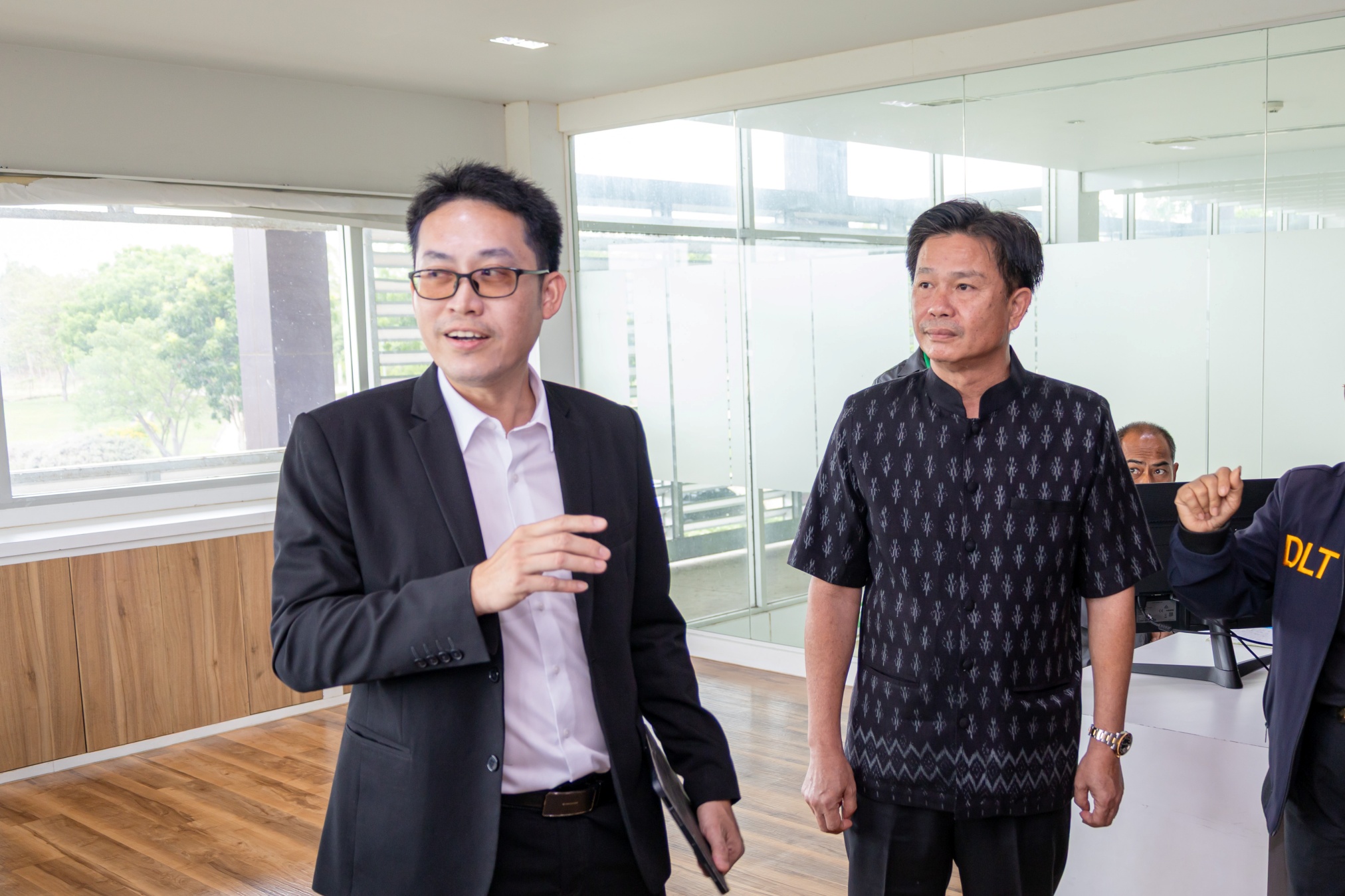 ผู้ว่าฯ พิษณุโลก นำคณะตรวจเยี่ยมโครงการโซลาร์ฟาร์ม EA พรหมพิราม หนุนพลังงานสะอาด ขับเคลื่อนอุตสาหกรรมสีเขียวและเศรษฐกิจชุมชน