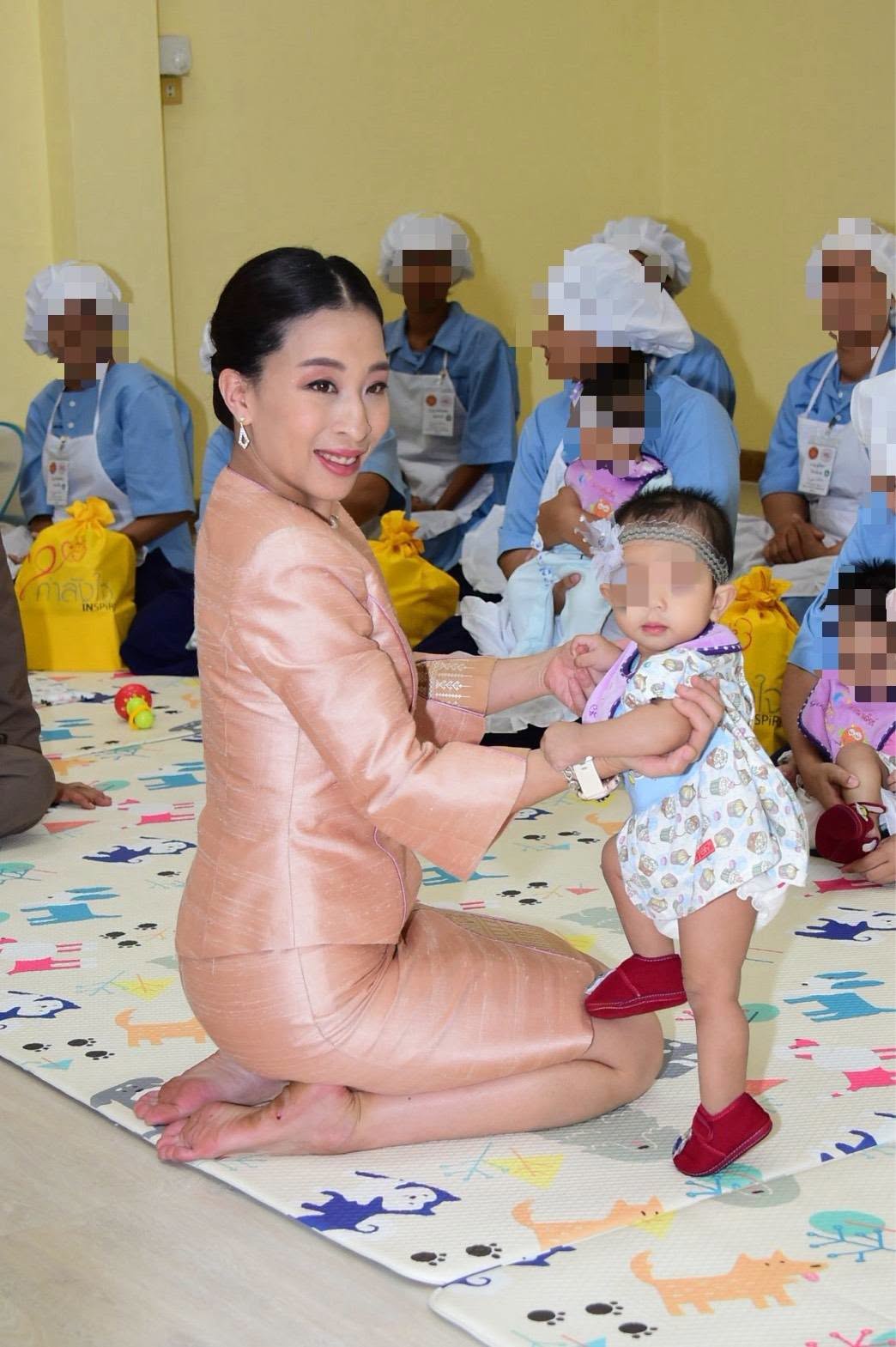 จังหวัดพิษณุโลก น้อมสำนึกในพระกรุณาธิคุณ สมเด็จพระเจ้าลูกเธอ เจ้าฟ้าพัชรกิติยาภาฯ บูรณาการหน่วยงานจัดกิจกรรม &ldquo;ภาพถ่ายในความทรงจำ&rdquo; ลงพื้นที่เยี่ยมครอบครัวเด็กที่เกิดในทัณฑสถานหญิงพิษณุโลก ที่เคยได้รับพระเมตตาในคราวเสด็จฯ เมื่อปี 2563