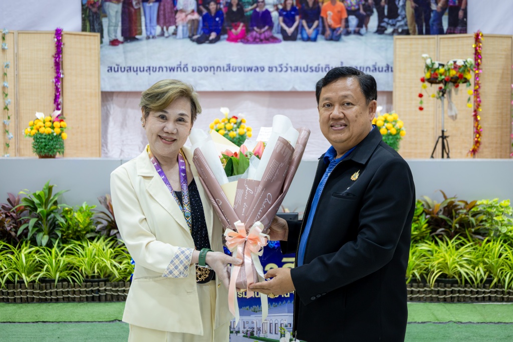 รองผู้ว่าฯ พิษณุโลก มอบโล่รางวัลและช่อดอกไม้แสดงความยินดีสมาชิกชมรมกีฬาคาราโอเกะผู้สูงอายุ หลังสร้างชื่อเสียงในการแข่งขัน &ldquo;โนราเกมส์&rdquo; ครั้งที่ 18