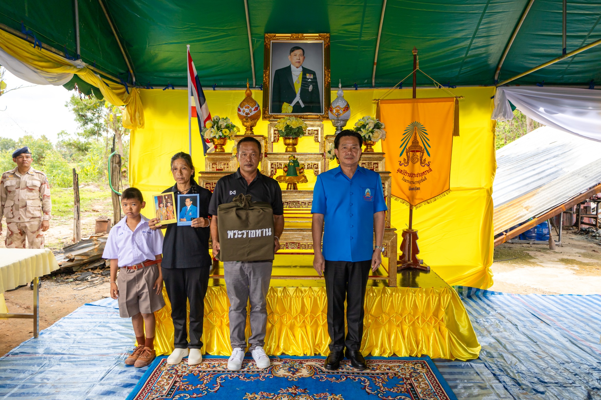 มูลนิธิราชประชานุเคราะห์ฯ เชิญสิ่งของพระราชทาน มอบให้ผู้ประสบอัคคีภัยในพื้นที่อำเภอวังทอง จังหวัดพิษณุโลก