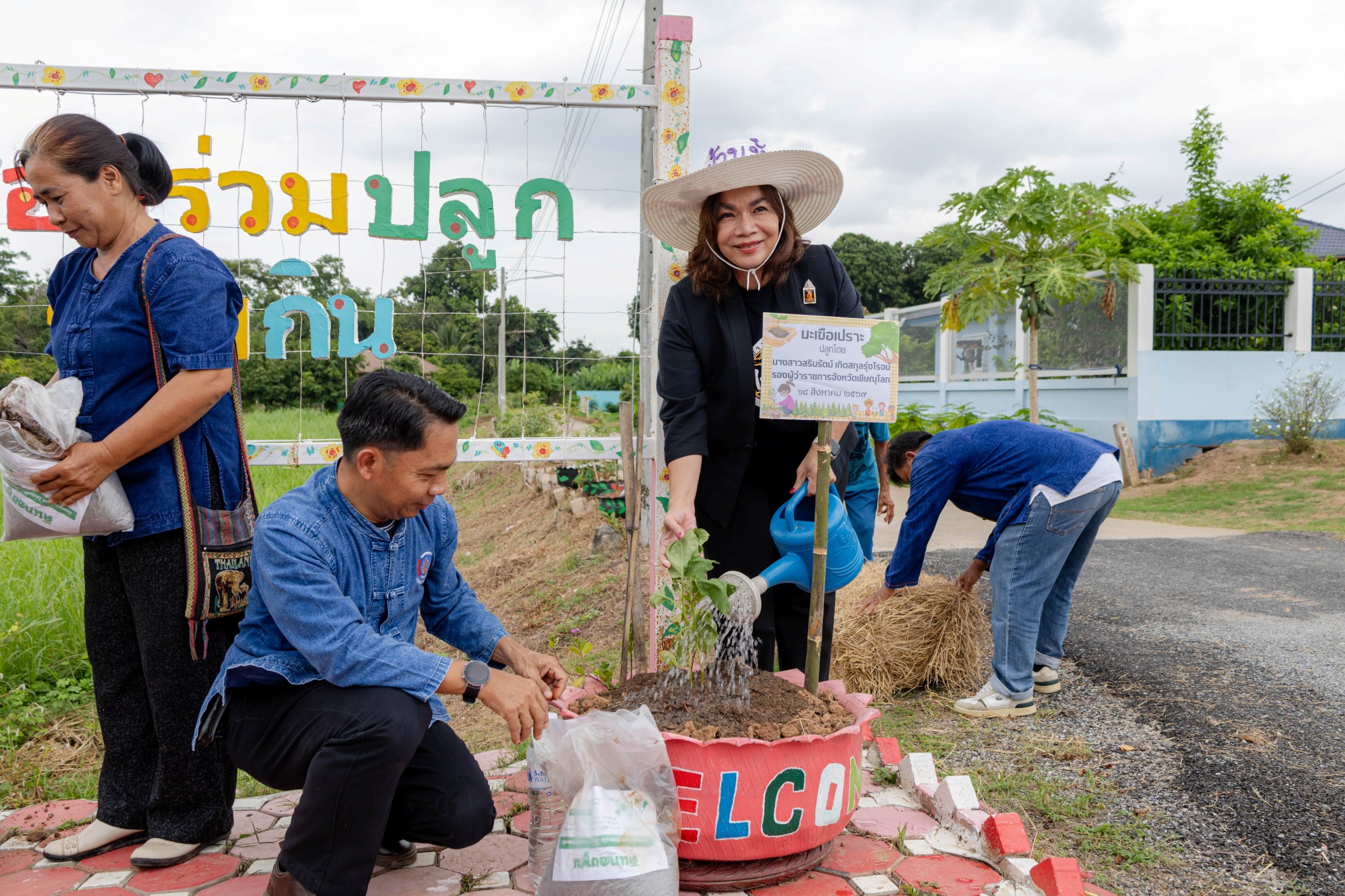 จังหวัดพิษณุโลก ขับเคลื่อนโครงการพัฒนาหมู่บ้านเศรษฐกิจพอเพียง กิจกรรมส่งเสริมกิจกรรมทางนี้มีผล ผู้คนรักกัน มุ่งสร้างความมั่นคงทางอาหารและสร้างความสามัคคีในชุมชน