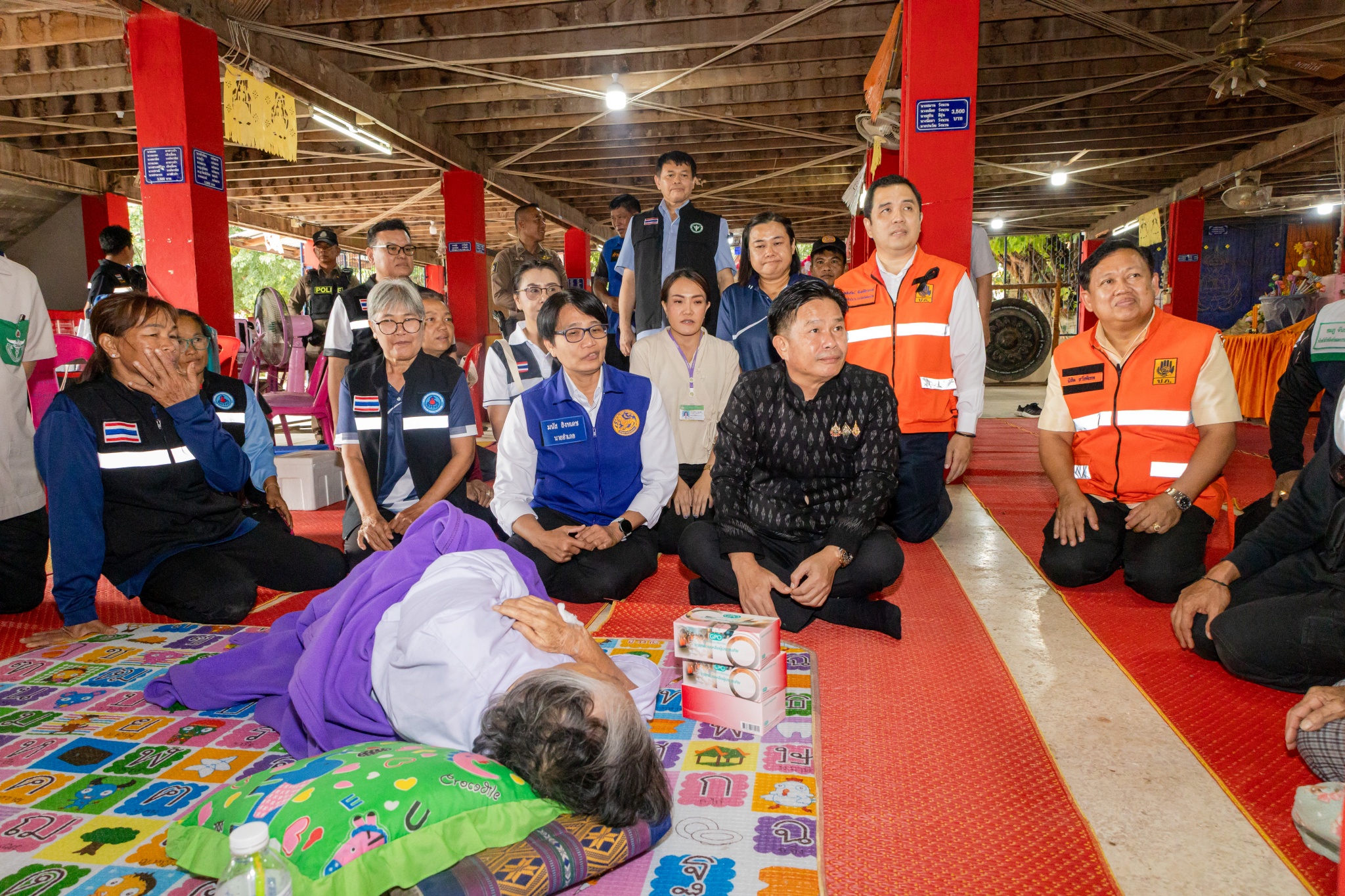 ผู้ว่าฯ พิษณุโลก ลงพื้นที่เนินมะปราง ติดตามสถานการณ์น้ำคลองชมพู เยี่ยมให้กำลังใจกลุ่มเปราะบาง