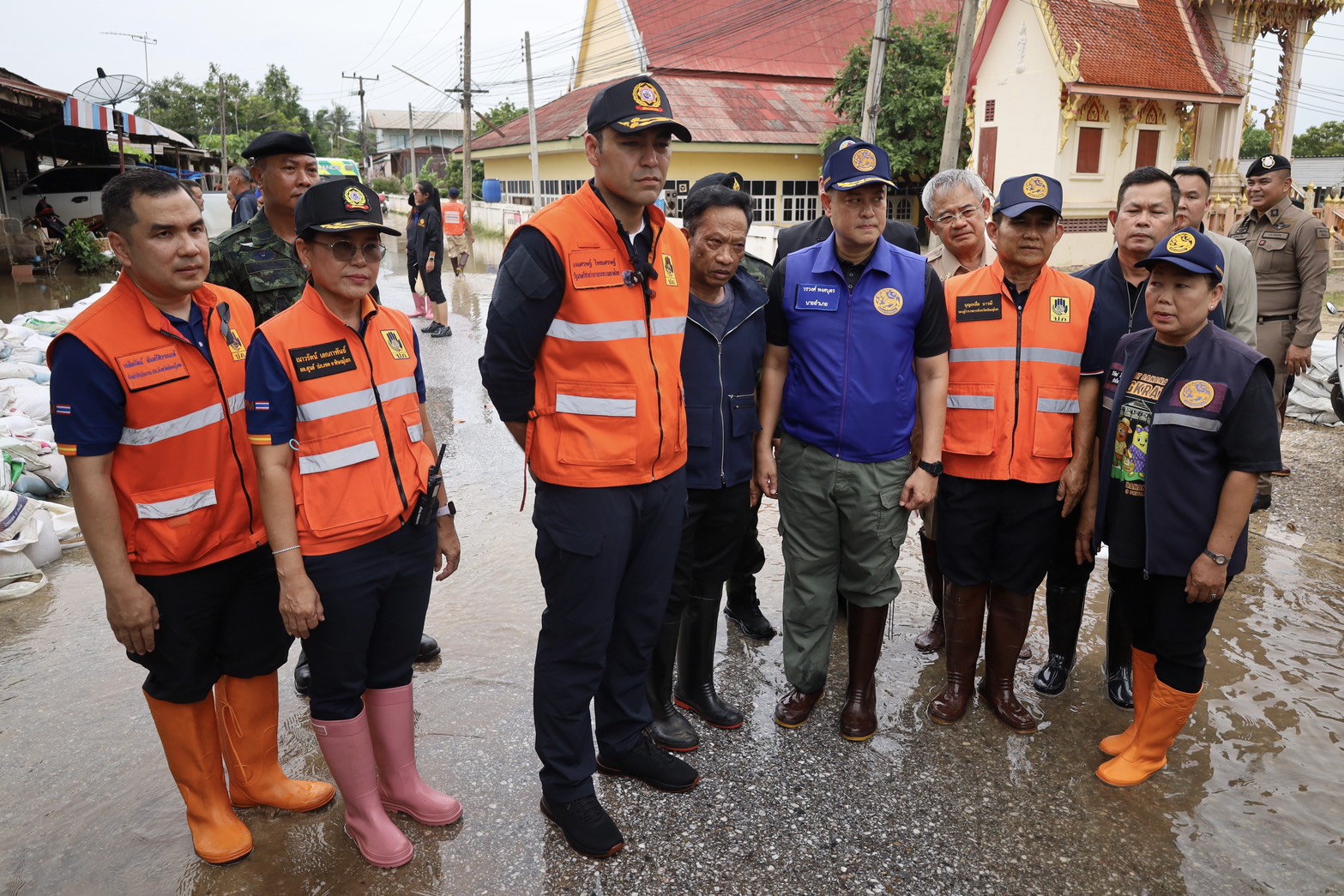 รัฐมนตรีช่วยว่าการกระทรวงมหาดไทย ลงพื้นที่อำเภอบางกระทุ่ม จังหวัดพิษณุโลก ติดตามสถานการณ์น้ำ มอบถุงยังชีพ และให้กำลังใจประชาชนผู้ประสบอุทกภัย