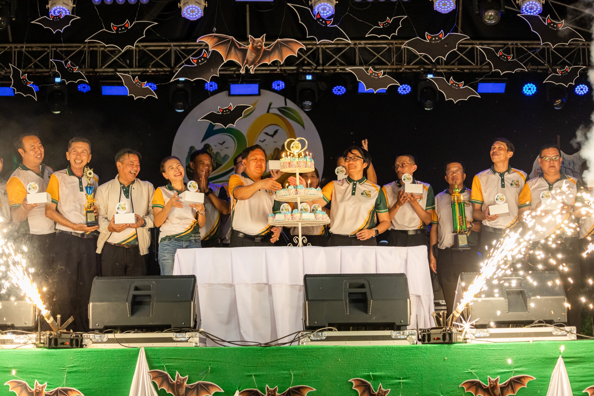 รองผู้ว่าฯ พิษณุโลก ร่วมฉลอง 50 ปี เนินมะปราง นางรำ 500 คน แปรอักษรเลข 50 สุดยิ่งใหญ่ สร้างความประทับใจในงานเฉลิมฉลอง