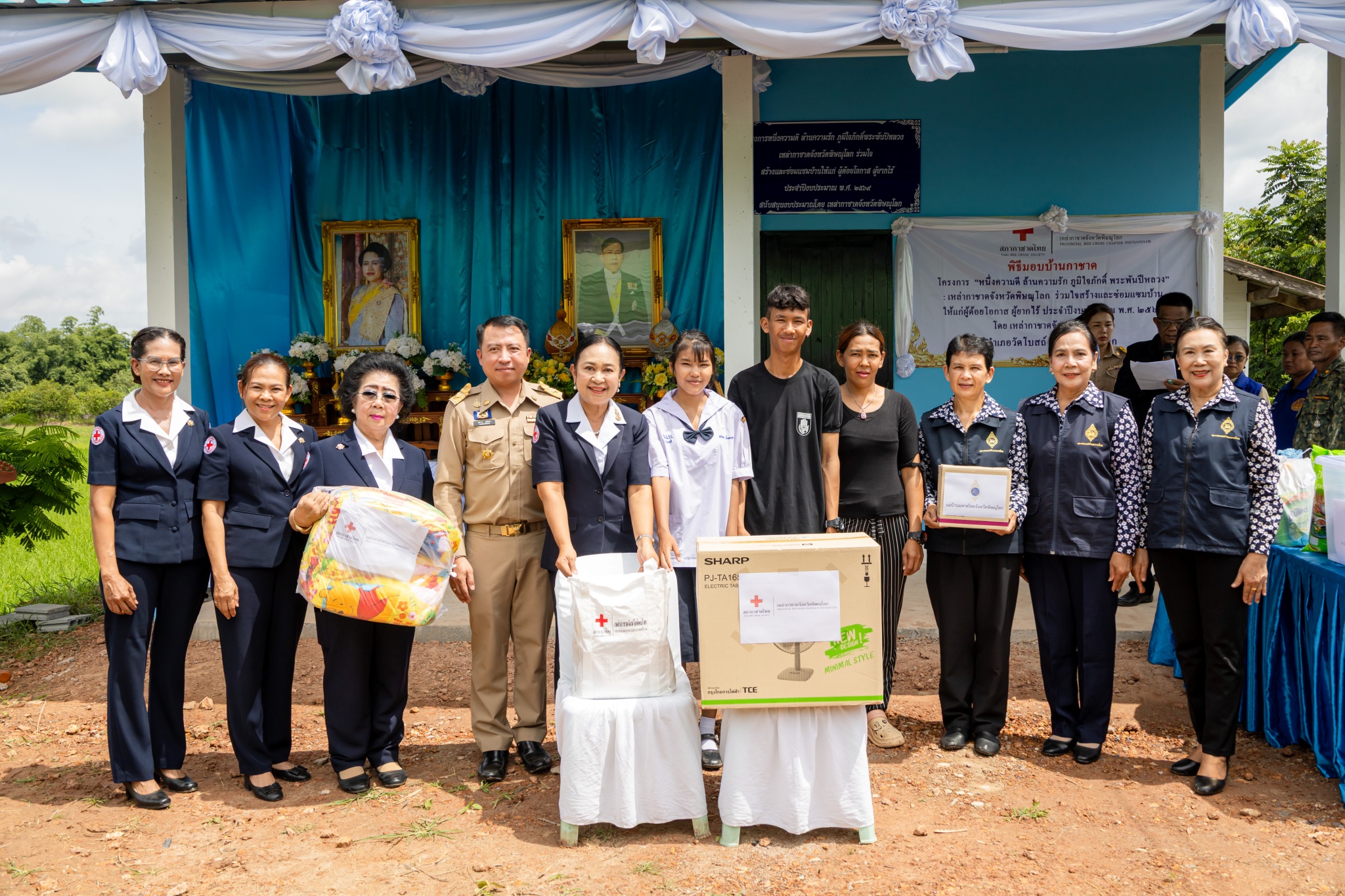 เหล่ากาชาดจังหวัดพิษณุโลก มอบบ้านตามโครงการ &ldquo;หนึ่งความดี ล้านความรัก ภูมิใจภักดิ์พระพันปีหลวง&rdquo; ช่วยเหลือครอบครัวผู้ยากไร้ อำเภอวัดโบสถ์