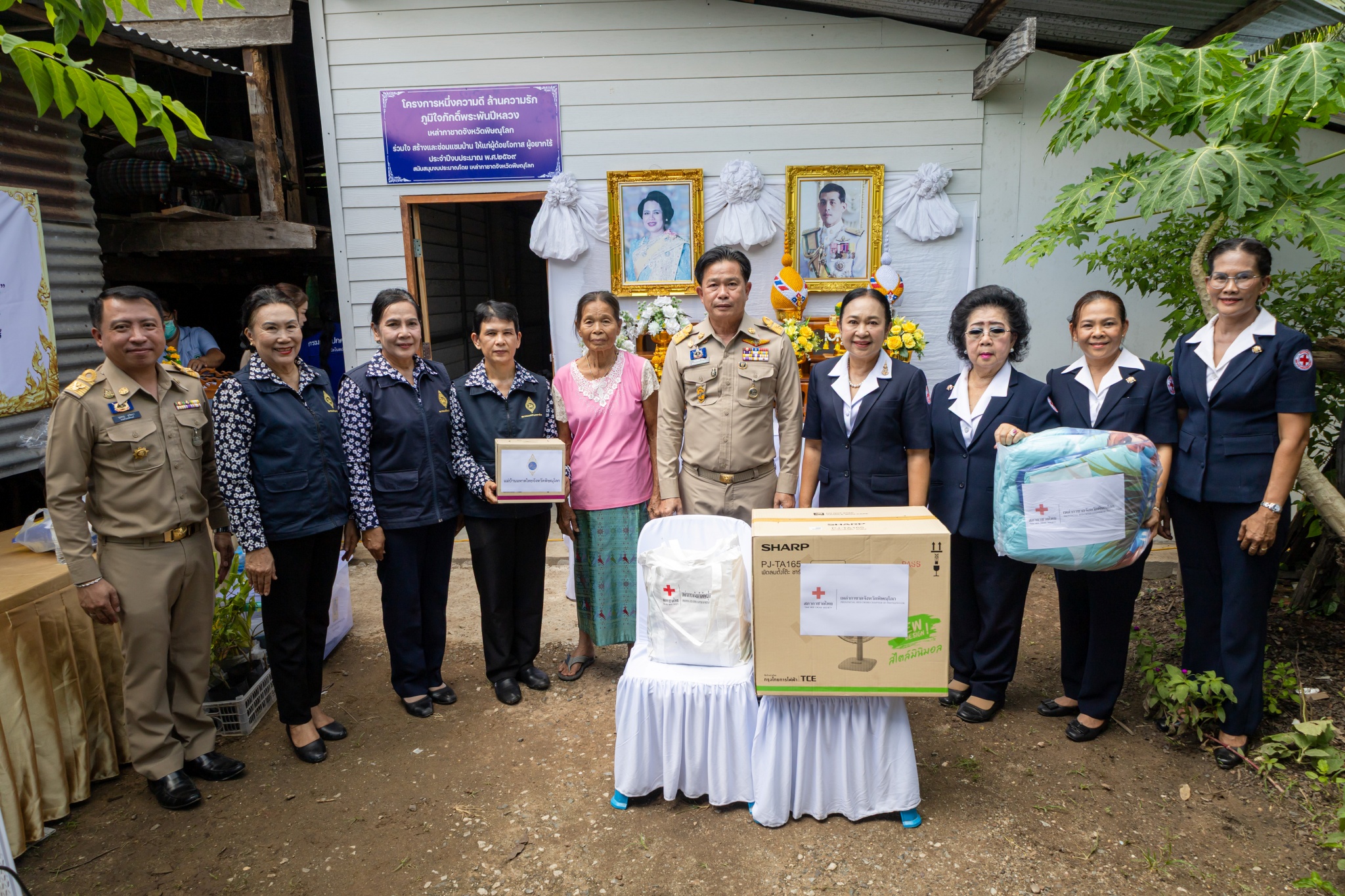 ผู้ว่าฯ พิษณุโลก เป็นประธานมอบบ้านตามโครงการ &ldquo;หนึ่งความดี ล้านความรัก ภูมิใจภักดิ์พระพันปีหลวง&rdquo; ช่วยเหลือครอบครัวผู้ยากไร้ อำเภอวัดโบสถ์