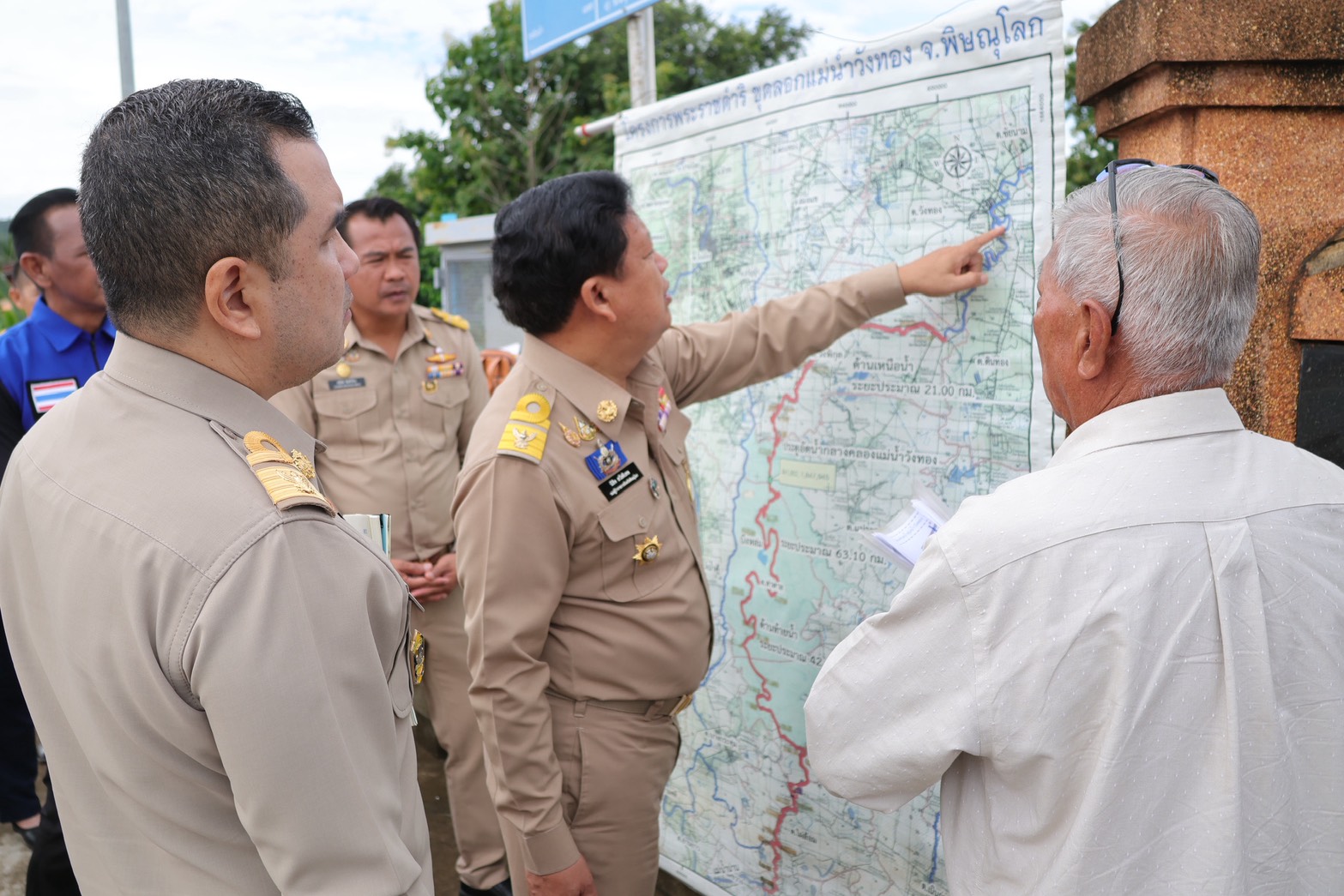 นิสิต สวัสดิเทพ รองผู้ว่าราชการจังหวัดพิษณุโลก ลงพื้นที่จริงสำรวจสิ่งกีดขวางทางน้ำ &ldquo;แม่น้ำวังทอง&rdquo; บูรณาการทุกภาคส่วน เร่งกำหนดแนวทางแก้ไขอย่างเป็นระบบ