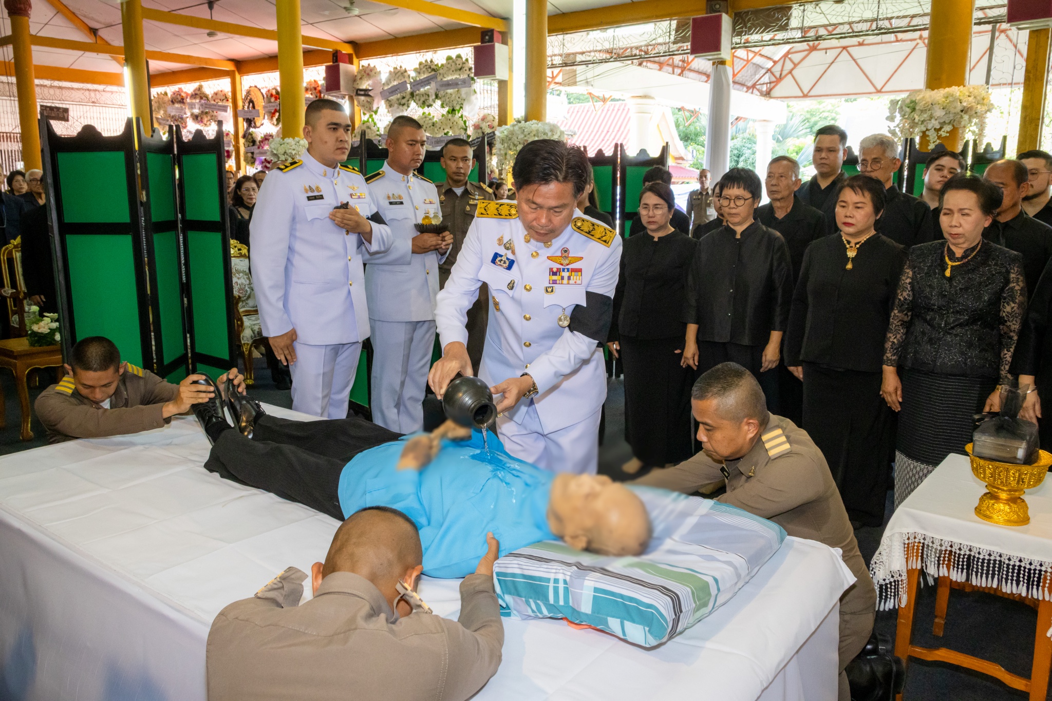 พระบาทสมเด็จพระเจ้าอยู่หัว พระราชทานน้ำหลวงอาบศพ พร้อมเครื่องเกียรติยศประกอบศพ ร้อยตรี ดร.ทวี บูรณเขตต์ ศิลปินแห่งชาติ