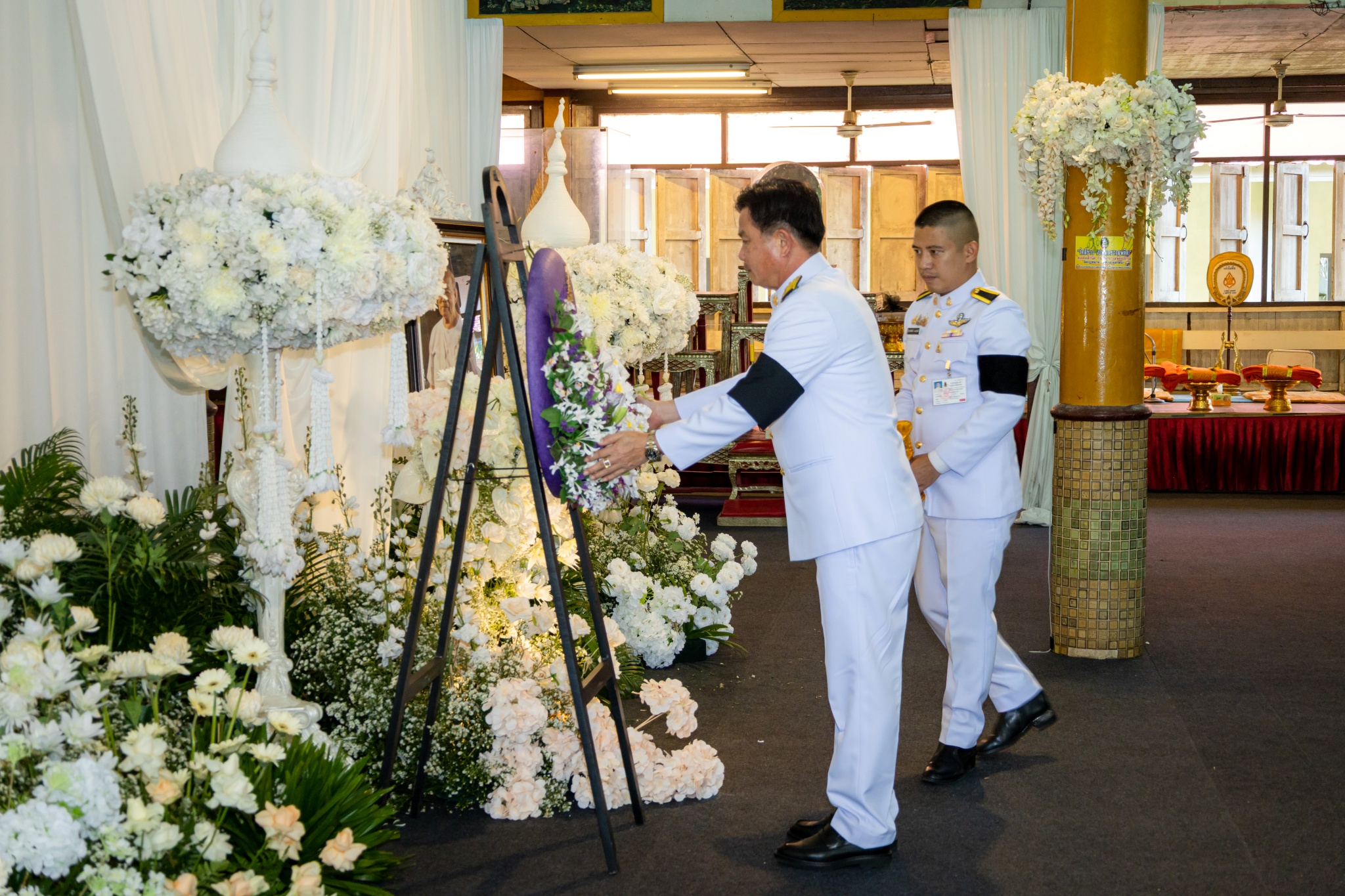 สมเด็จพระกนิษฐาธิราชเจ้า พระราชทานพวงมาลาวางหน้าหีบศพ ร้อยตรี ดร.ทวี บูรณเขตต์ ศิลปินแห่งชาติ