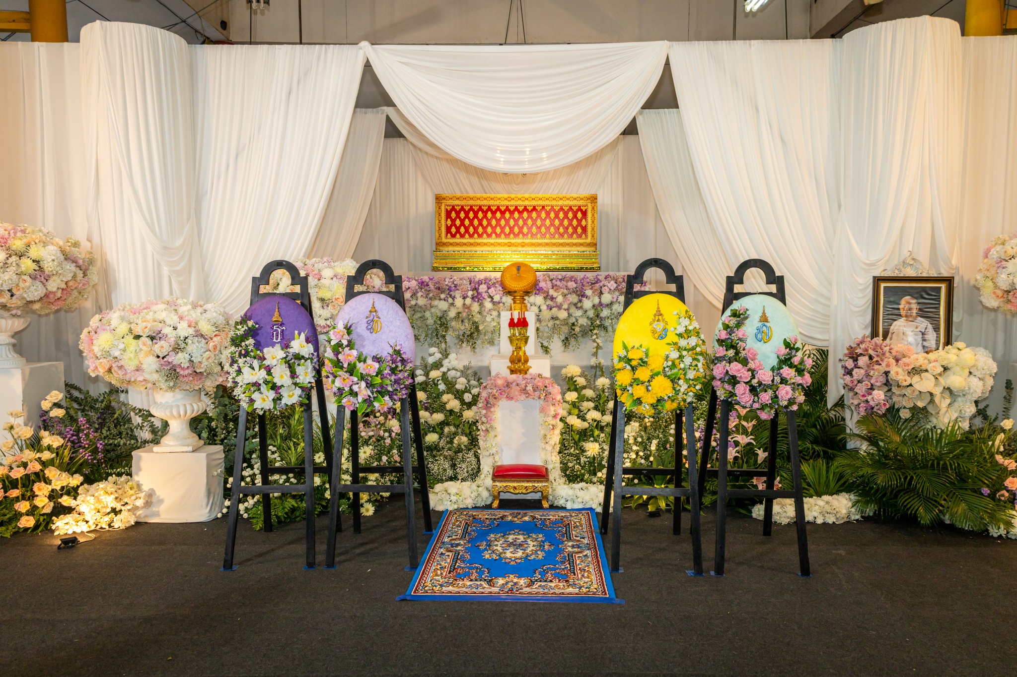 พระบาทสมเด็จพระเจ้าอยู่หัว และสมเด็จพระนางเจ้าฯ พระบรมราชินี พระราชทานพวงมาลา พร้อมด้วยพวงมาลาพระราชทานจากสมเด็จพระเจ้าลูกยาเธอ เจ้าฟ้าทีปังกรรัศมีโชติฯ วางหน้าหีบศพ ร้อยตรี ดร.ทวี บูรณเขตต์