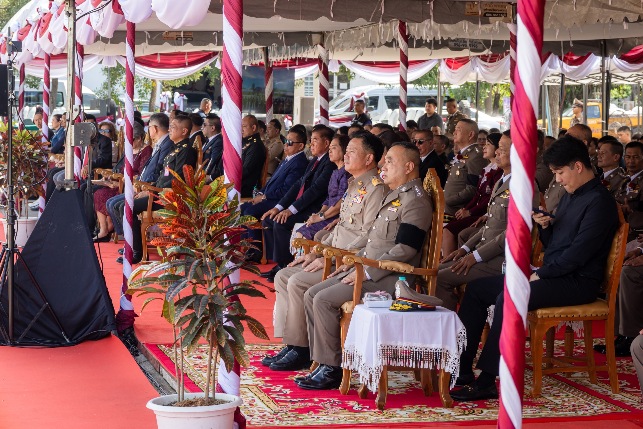 ผู้ว่าฯ พิษณุโลก ร่วมพิธีส่งมอบหน้าที่ผู้บัญชาการตำรวจภูธรภาค 6 พร้อมสวนสนาม ณ ลานฝึกแสงคร้าม