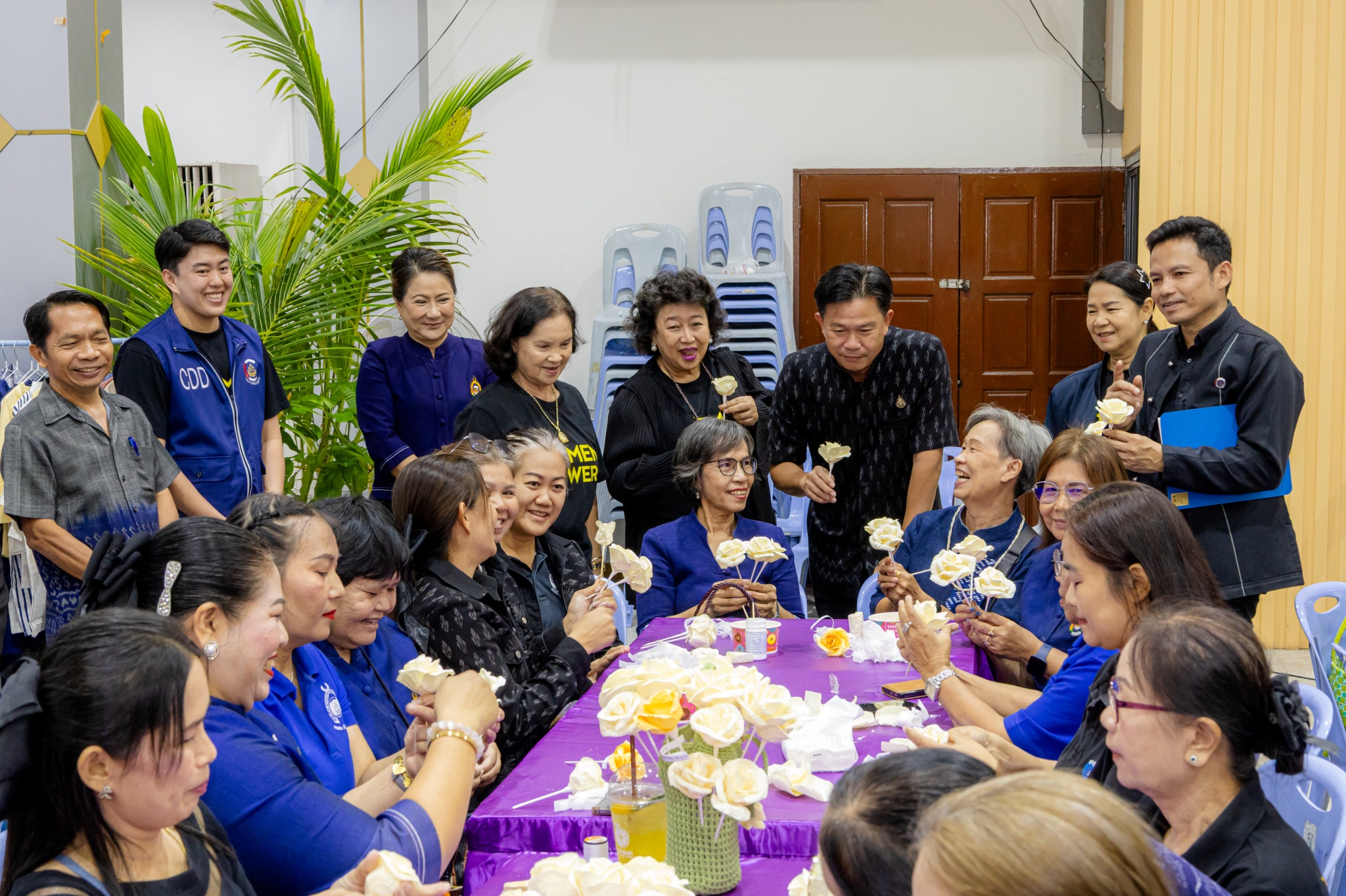 ผู้ว่าฯ พิษณุโลก เยี่ยมให้กำลังใจจิตอาสา ร่วมประดิษฐ์ดอกไม้จันทน์ &ldquo;กุหลาบควีนสิริกิติ์&rdquo; น้อมถวายความอาลัยสมเด็จพระนางเจ้าสิริกิติ์ฯ พระบรมราชชนนีพันปีหลวง