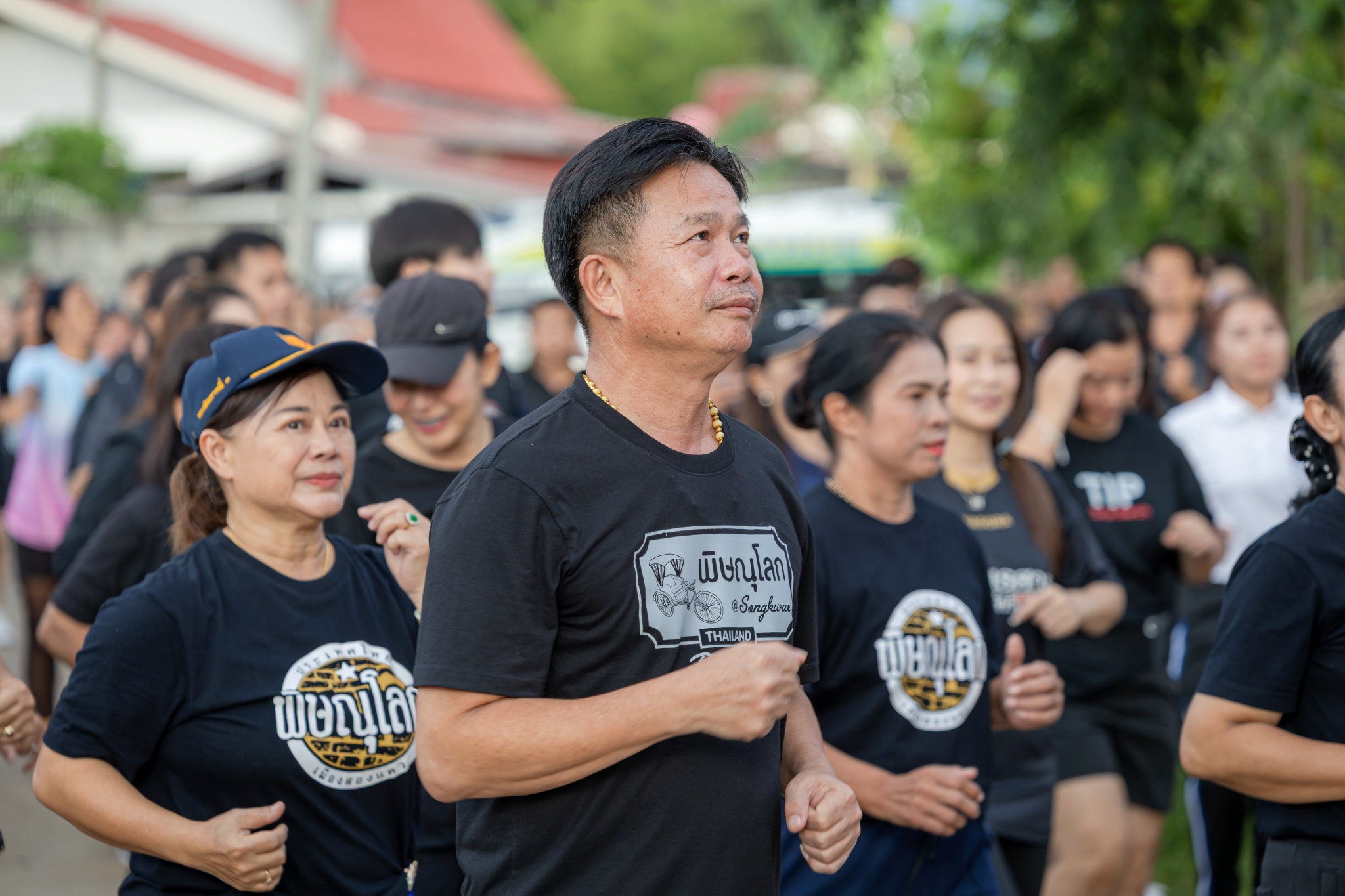 ผู้ว่าฯ พิษณุโลก นำประชาชนออกกำลังกาย &ldquo;ผู้ว่าฯ พาออกกำลังกาย&rdquo; ครั้งที่ 9 พร้อมปล่อยพันธุ์ปลาและปลูกกล้วย ณ บึงลาดบัวขาว
