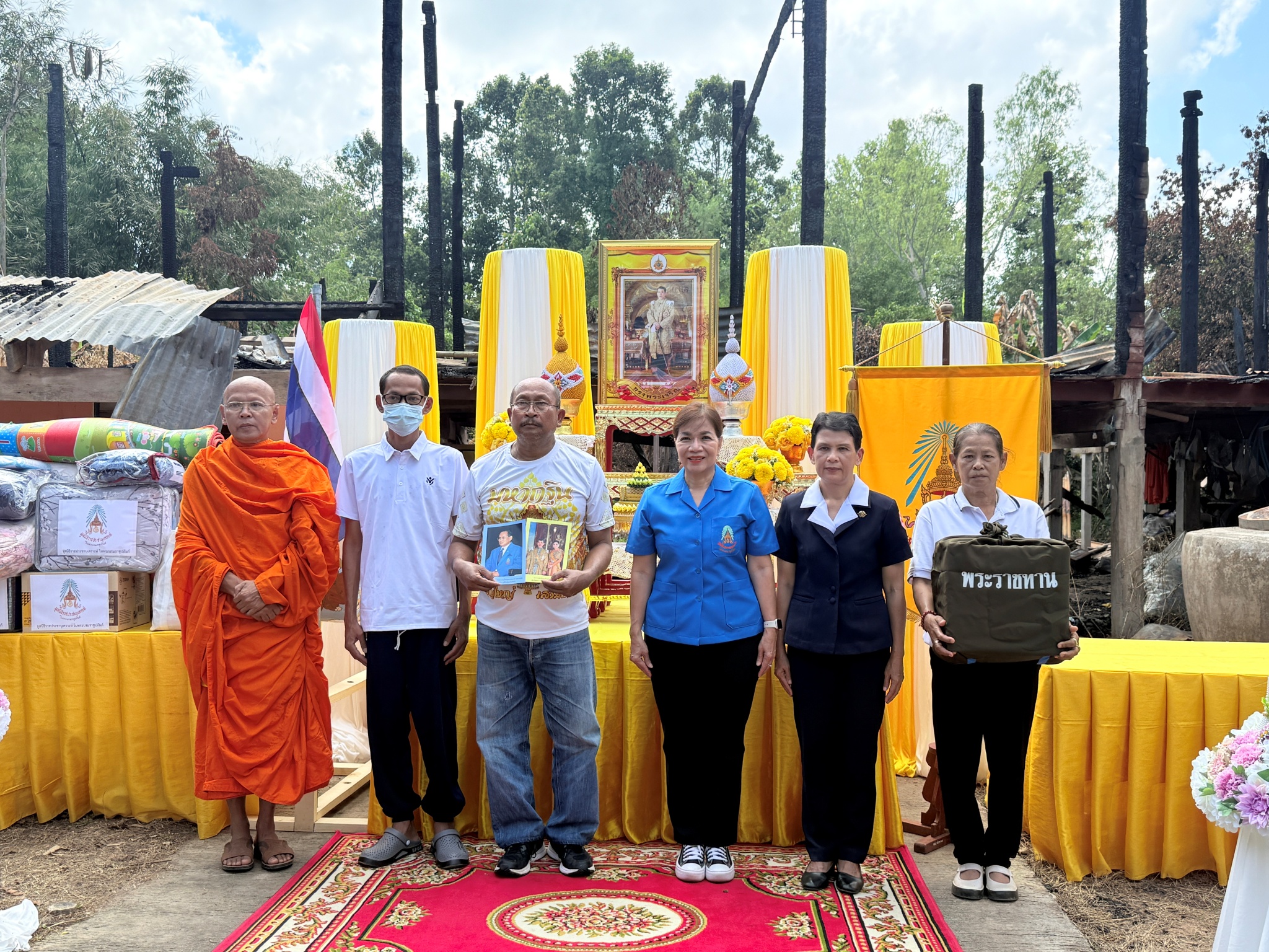 มูลนิธิราชประชานุเคราะห์ฯ เชิญสิ่งของพระราชทาน มอบให้ผู้ประสบอัคคีภัยในพื้นที่อำเภอบางกระทุ่ม จังหวัดพิษณุโลก