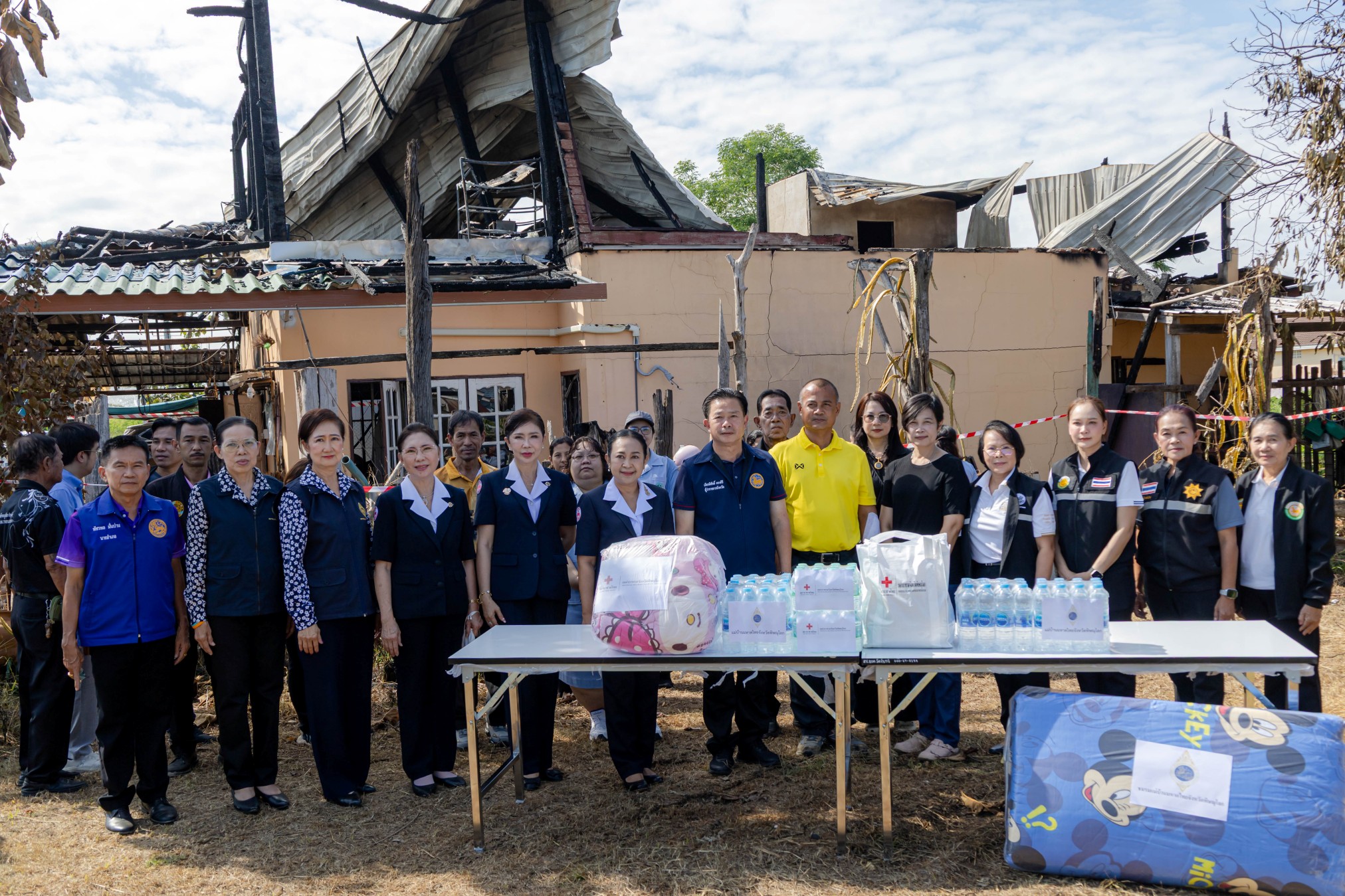 ผู้ว่าฯ พิษณุโลก ลงพื้นที่มอบสิ่งของช่วยเหลือผู้ประสบเหตุเพลิงไหม้บ้านเรือนประชาชนในพื้นที่ตำบลวัดจันทร์